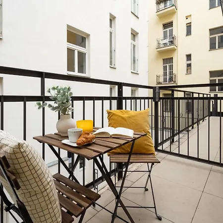 Days - With Balcony And Netflix In New Town *