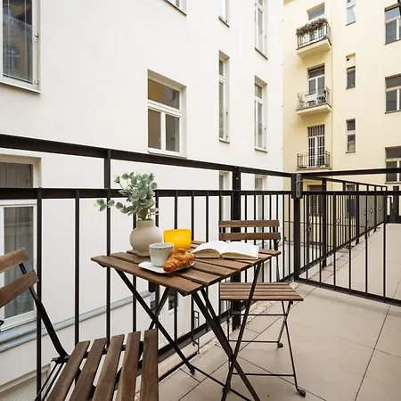 Days - With Balcony And Netflix In New Town *