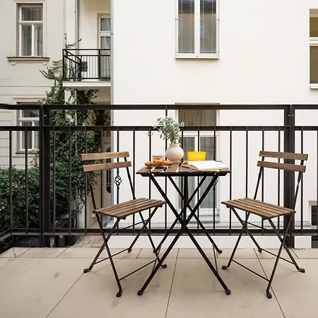 Days - With Balcony And Netflix In New Town プラハ